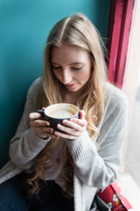 lola-j, kavárna, káva, chai latte, coffee, prague, praha, coffee place, café, recept, tipy, kam v praze na kávu, kafe, coffee art, obrázky v pěně, calm, war and cozy, cardigan, grey, blue, turqoise mug, tyrkysový hrnek, interior inspo