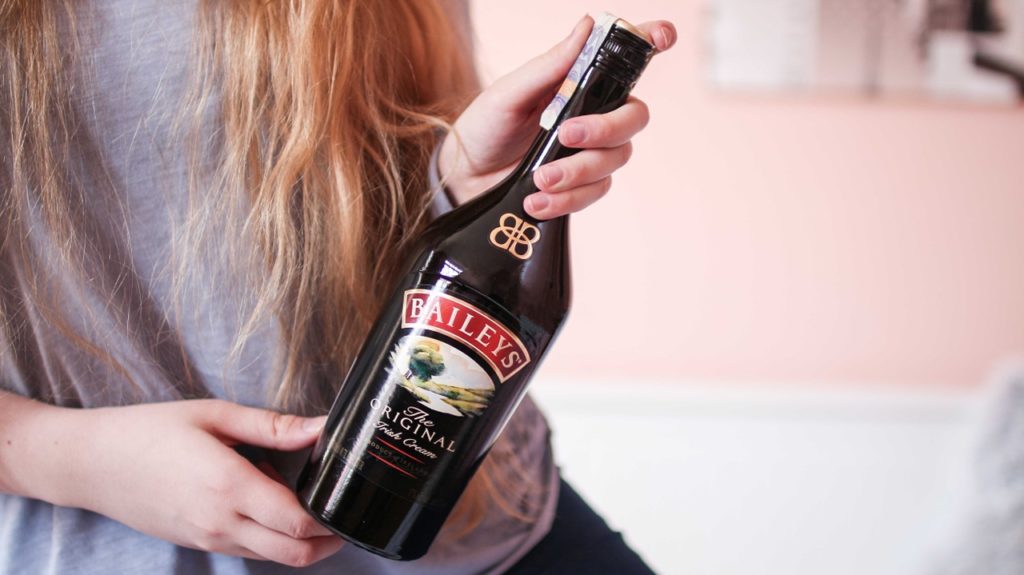 lola-j, baileys, karamelový likér, irish cream, alkoho.cz, alcohol, recept, teplý drink, studený nápoj, kavárna, káva, chai latte, coffee, prague, praha, coffee place, café, recept, tipy, kam v praze na kávu, kafe, coffee art, obrázky v pěně, calm, war and cozy, cardigan, grey, blue, turqoise mug, tyrkysový hrnek, interior inspo, design, pillows, polštáře, okenní parapet, mint, light blue, latte art, pěna, obrázky na pěně, kam v praze na kafe